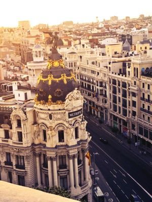 Síguenos si quieres disfrutar de las mejores fotografías de Madrid. Desde las calles más emblemáticas hasta los rincones más encantadores de la capital.