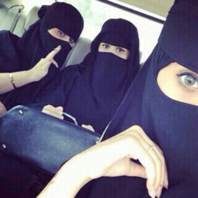 صوتي وٰقبلاتي وٰعطري وٰتمايلات خصري وٰنظراتيَ الفاتنه وشعري مَ الذي بي لا يقتل.. ♡̷̷̷̷̷̷̷♡̷̷̷̷̷̷̷