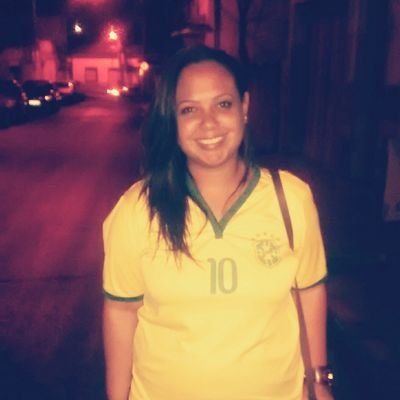 nada que alguém se importaria em saber,mas ainda apaixonada por gargalhadas e sonhadora