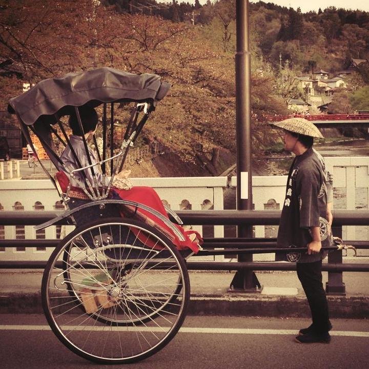 今秋、高山の美しい景観を背景に、合併10周年の記念短編映画の撮影が決定しました！年明けの公開日まで皆様に映画情報をデスク担当の奈々と萌がお送りいたします。