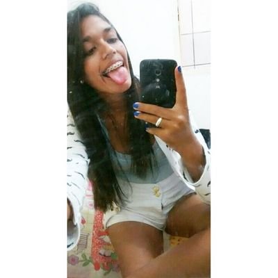 Eu erro. Perco a paciência e me estresso facilmente. Choro por besteira e dou risada do nada.