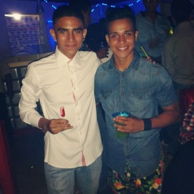 Sencillo,buena onda y amante del futbol!♥. Sigueme y te sigo vale!:*