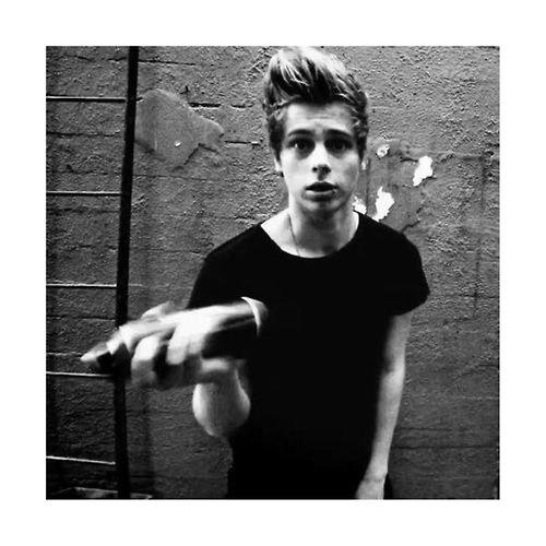PLEASE FOLLOW @cuddlycaluw INSTEAD OF THIS ACCOUNT! AND FOR A FOLLOWBACK TWEET HER THE WORD 'Pineapple' ITS MORE CREATIVE OK