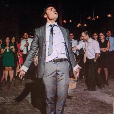 experto en aparecer en videos de matrimonios / i'm a runner of bag