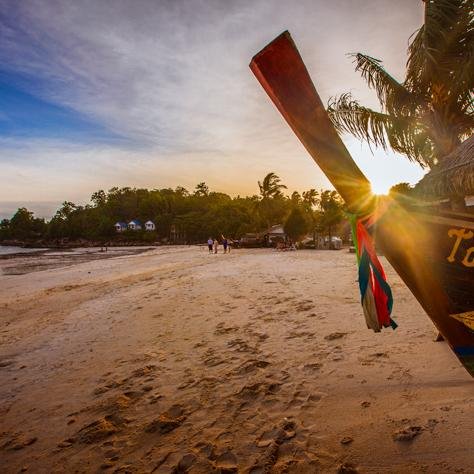 ...Lipe Discover paradise and let your self be surprised... THE BOX - Lipe Resort
           TLF: (66) 869 572 480