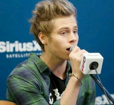 follow @hemm0gl0bin & ask for a dm to luke / follow back yay
