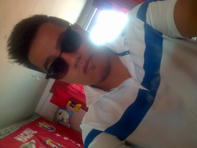 Siempre fiel a mis ideales nunca me dejo vencer.                            ♬HONOR y FUERZA♬