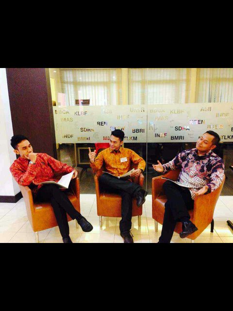 School of Business and Management ITB - MBA.
 Central Midfielder for ITB Football Team.
 Finalis L-Men of The Year 2013. @dara_sarah