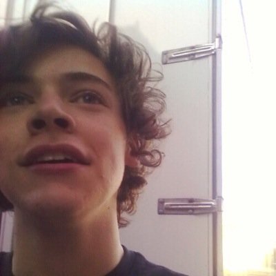 pretty please follow @harryhooked bc she gave you a free follow :)
