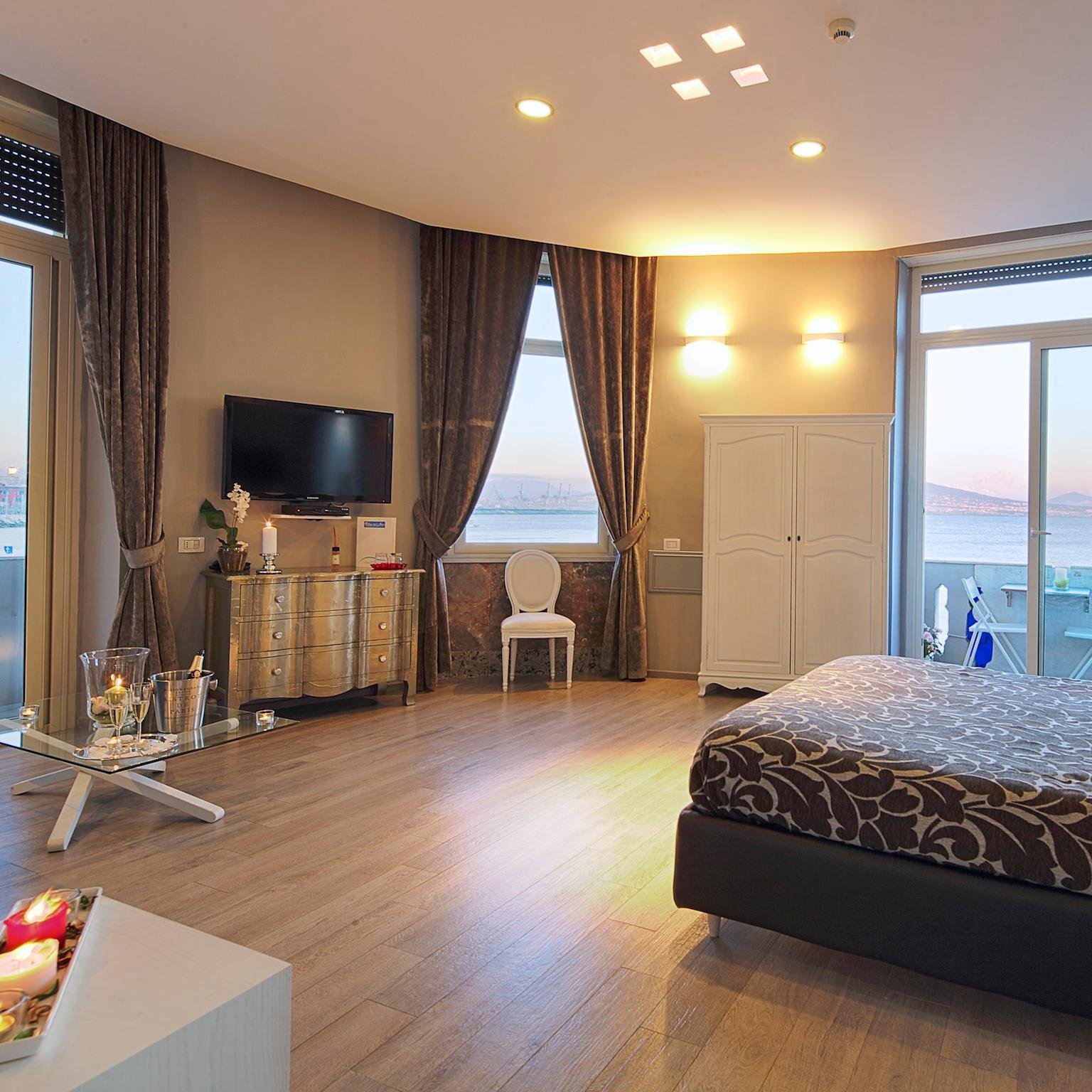 Situato sullo splendido Lungomare di Napoli, offre camere di design moderno con uno scenario di incantevole bellezza.