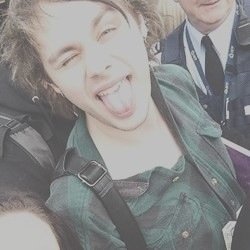 if you rtd theres a 95 percent chance ill dm you to luke or liam - @lightgreeniall