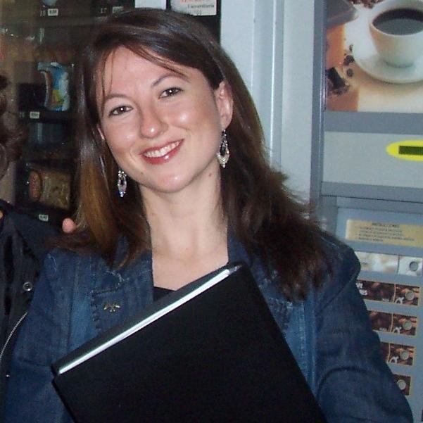 Profesora de secundaria, cinéfila con conocimientos de guión de cine. Me apasiona cantar en mi coro.