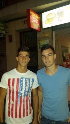 19. Para opinar ahi que conocer ; Sevillista como el que mas ; FAVeador a ratos;                                               http://t.co/RwJQSqHUiU