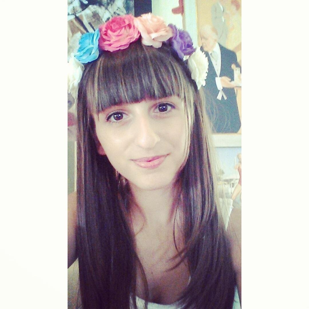 Essie. I love @justinbieber 3 I'm Belieber since 5 years. I adore Selena Gomez and The Vampire Diares. Tumblr is live. :3