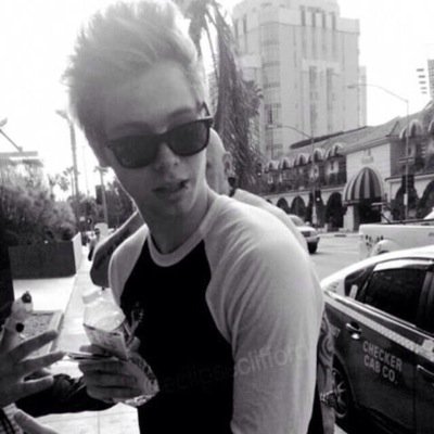 follow @legendhemmings she follows back