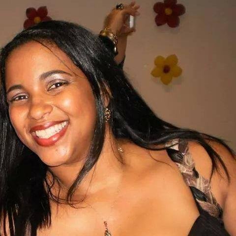 Casada, amo meus filhos, trabalho trazendo alegria no Abrigo para idosos, Estudante da Unijorge - GRH, adoro rir, 
dançar, conversar e valorizo muito a família
