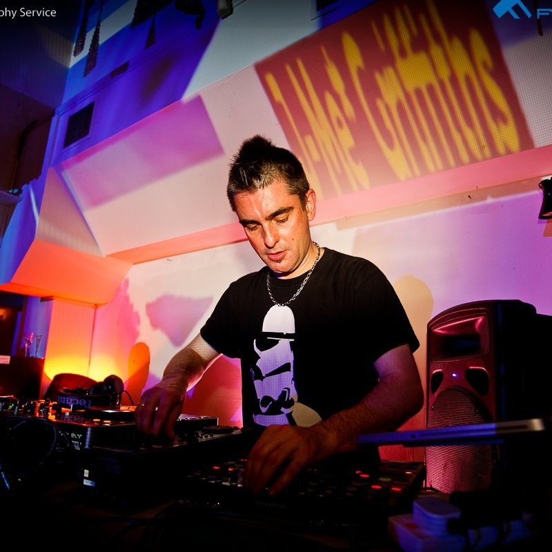 J-Me* is a professional DJ / Producer and scratcher, with over twenty five years of experience, including three years as scratch DJ and percussionist for Hybrid