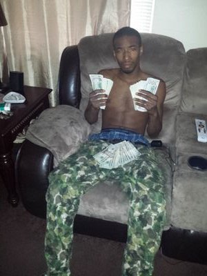 21yrs. Grown Rip KingBee #LoseNoSleep If Its not Money Family Or My Squad Its Not Important. Get Yo bankrolls Up Stop Reading My Bio. Loving My Daughters.