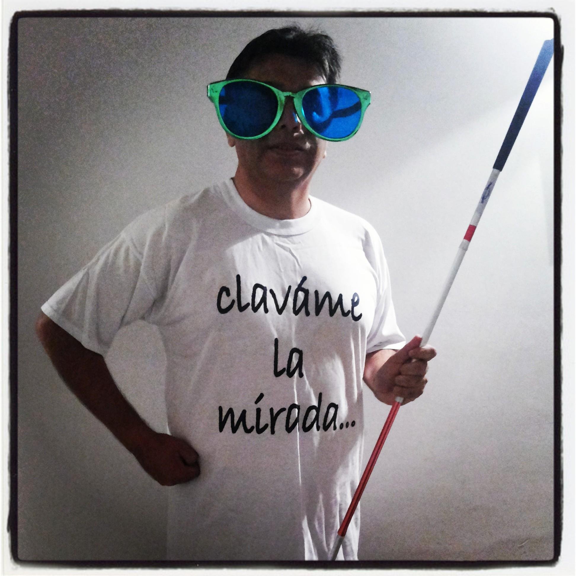 Cantautor-comediante, abogado...Ve muy poco...toca mucho...Usa bastón blanco.