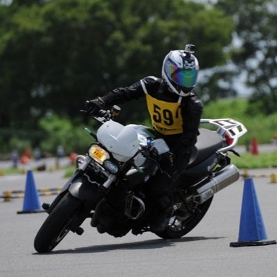 F800Rでジムカーナ始めました。 アイドリングってどうあげるの？ えっ、空気圧って抜くもんなの？ こんな初心者ですが茶屋 D級目指して頑張ります( ´ ▽ ` )ﾉ あと最近グロム納車しました。