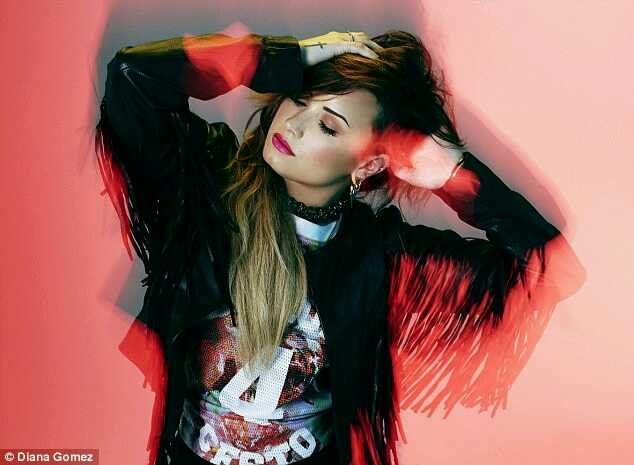 Enamorada de la chica come gusanos, roba almohadas, entierra celulares que para un concierto porque quiere ir al baño ❤ /MEXICANA