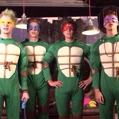 Hi! Please follow @aleeshiiaa instead of this account★She follows back& if you ask her she'll dm you to Calum Hood, George Shelley & All Time Low★