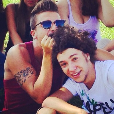 Giako e seby sono tornati questa volta con una novità. . gli snickers, seguici agagagaga