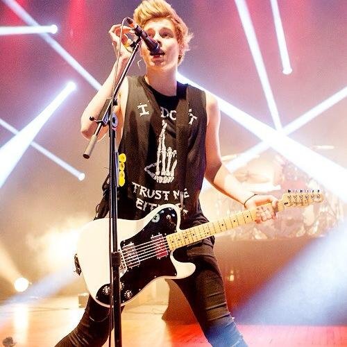 Inactive bc school so tweet me if you want a follow back♡