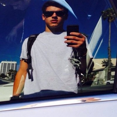 LordRivas's profile picture. Just another kid with an iphone.