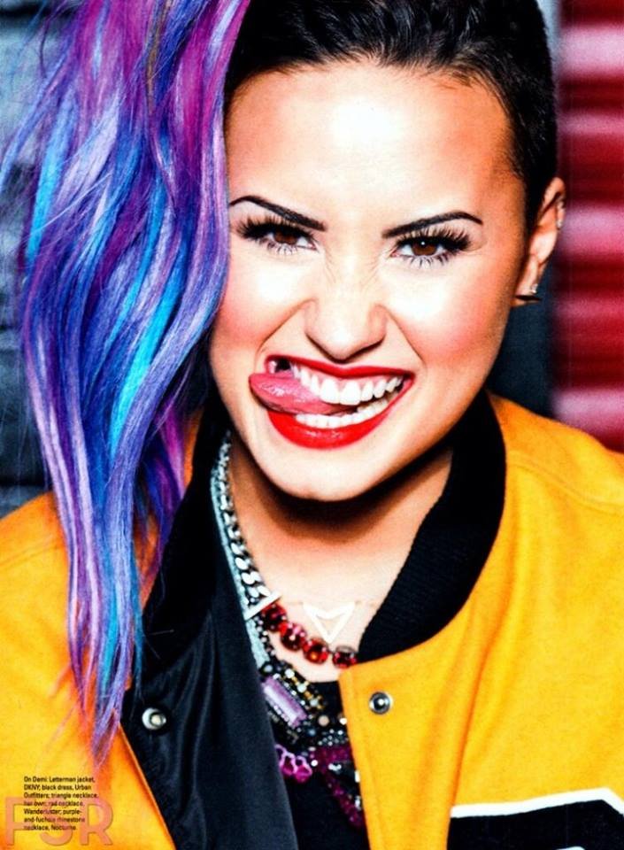 Nome verdadeiro Demetria Devonne Lovato,idade 21 anos,gosta de comer pizza e brigadeiro tem medo de elevadores,aranhas e de um dia pintar o cabelo e sair errado