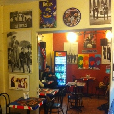 Somos el único coffee & tea house de Santiago inspirado en The Beatles. Los esperamos de L a V de 10 a 16 hrs por la salida sur del metro Manuel Montt.