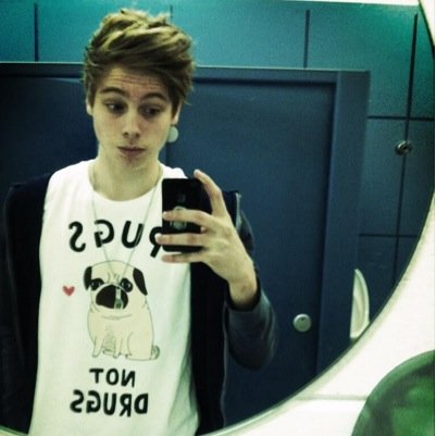 Hey im Luke im in 5 Seconds Of Summer. Im single