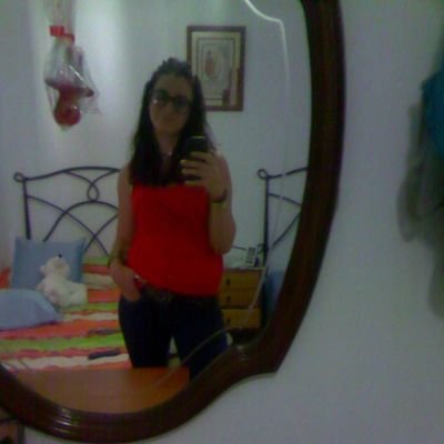soy un chica divertida buena y quiero a mi novio y a mis amigas y familia :) 19