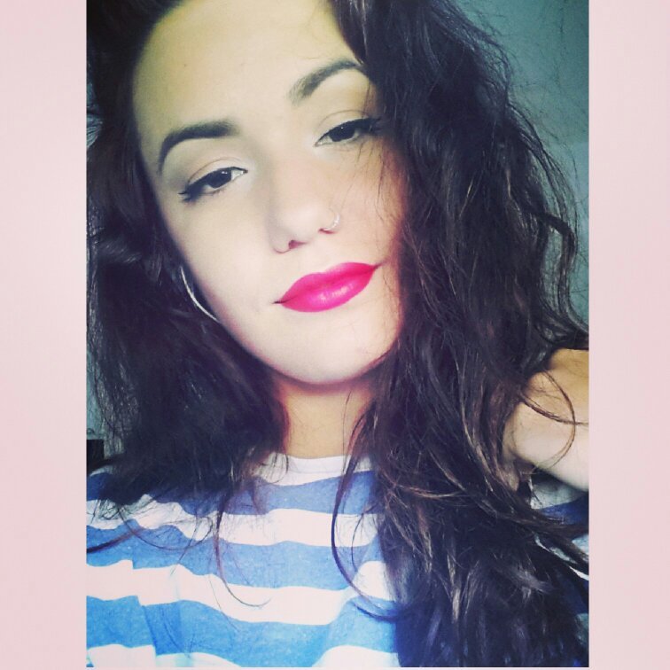 Lili para los amigos y Lila para los que me quieren . De raíces portuguesas, historiadora del Arte, amante de Rihanna y de la musica.♥