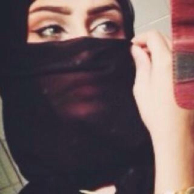 ‏ام العيون السود مصبوبة إلساق ،، الخصر ضآمر كن في خصرها طوق ،، طآغي حلاّها سيد تلعات الأعناق ،، الردف واجد لكن إلخصر مخنوق