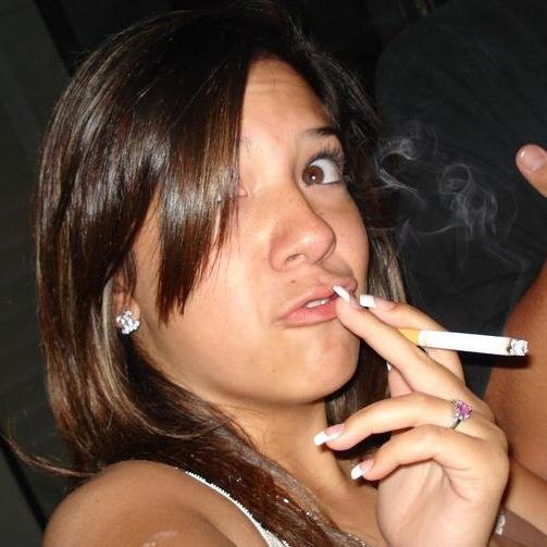 Petit bout de femme brune. J'ai 20 ans et j'aime les mecs car ils m'adorent aussi :)