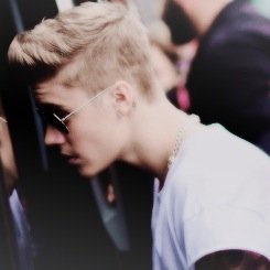 [capeta’s voice] essa garota tá muito parada vou mandar o justin bieber na vida dela 
Magcult 0/12