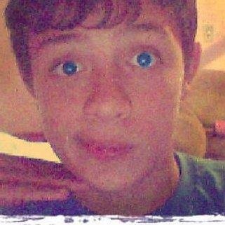 14 anos,escorpiano,ama amar e ser amado e ouvir musicas pra ficar calmo :)