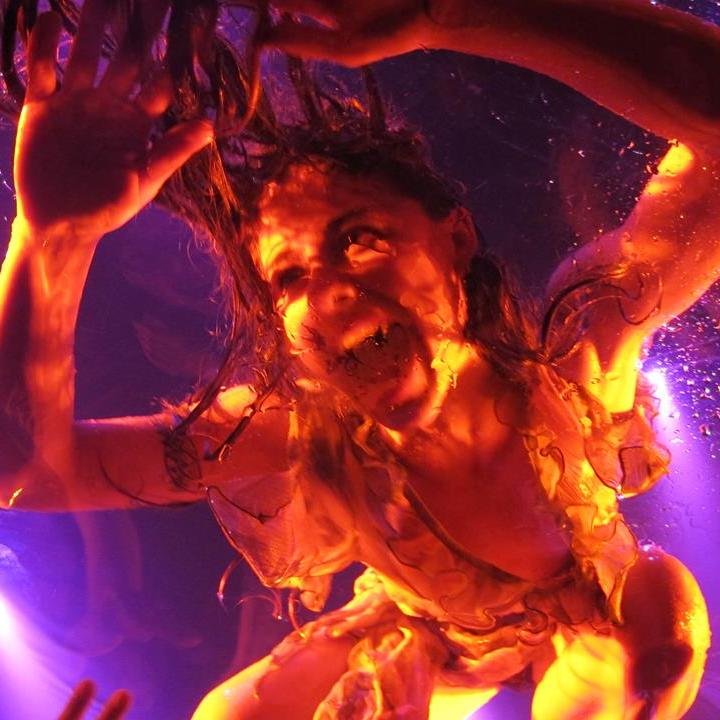 Actualmente en @FuerzaBrutaOk. PH para @TiendaCarinio actriz y diseñadora de mi propia vida. A estas alturas, aún ubicandole el sentido a todo lo que encuentro.