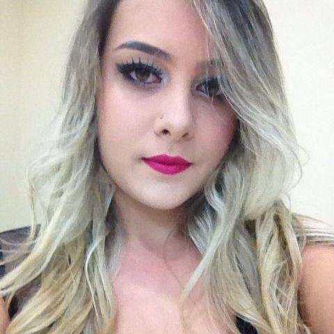 Feliz da vida, sorrindo atoa. Só vibrando amor e paz..