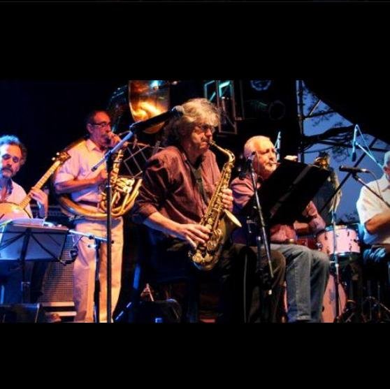 Pimienta Negra es una orquesta dedicada a la interpretación del jazz negro de principios del siglo XX.