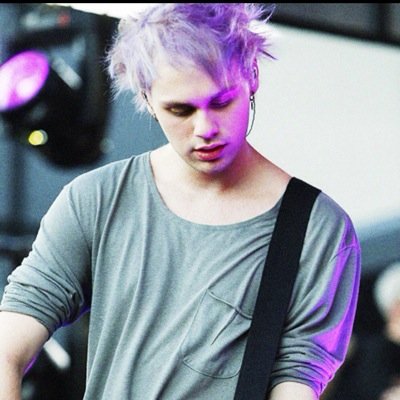 Aspiring singer // Dreamer // Band obsession // Food is life // If you like me, I probably like you more