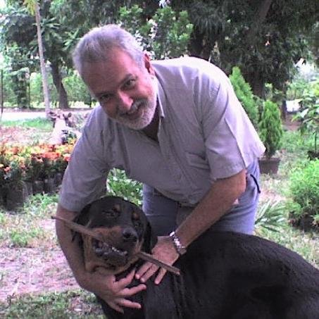 Médico, Sexólogo, Administrador, Ecologista y amante de los animales. Pintor de artes del fuego, Chef y Lector voraz.