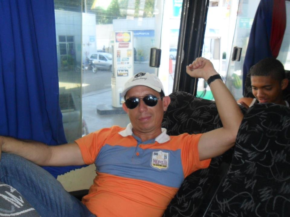 Cristão, extrovertido. Valorizo os sentimentos. Gosto de esportes: Futebol, Vôlei, Tae Kwon Do. De tudo que me convém e me é lícito eu gosto e admiro. Vascaíno!