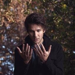 17. 'Siempre fui diferente, una extraña melancolía creció de mi mano, solo vi la parte nublada del cielo sobre mi cabeza.' [Nicole]