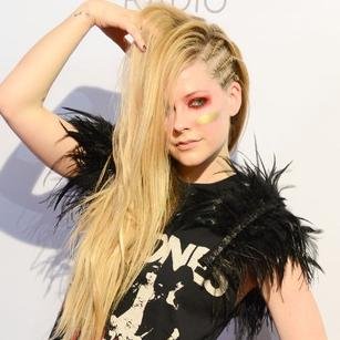 ''Antes de Justin Bieber, Demi Lovato e One Direction fazerem sucesso, AVRIL LAVIGNE já arrastava multidões'' Love u @AvrilLavigne