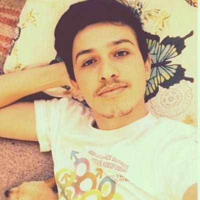 22 yo . serveur à mi-temps / mon présent me reserve un bel avenir .... boys and beer