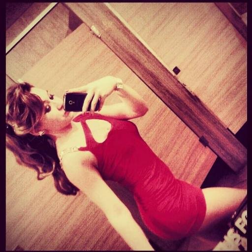 Modelo de profesión. Hago lo que mas me gusta y ser feliz con los pies en la tierra y los ojos en la luna! Instagram: http://t.co/W71DW6aRV0