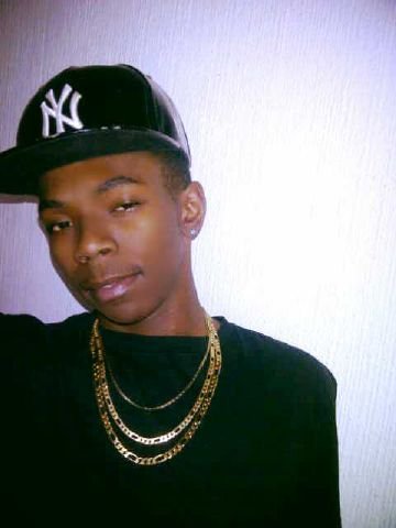 lylevirus's profile picture. Giving a fuck doesn't go well with my outfit.