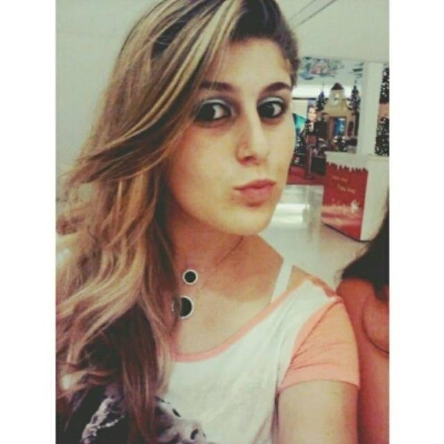 Aquariana , de Ilhabela , 15 anos , loira , solteira mas muito ciumenta hehe ;)